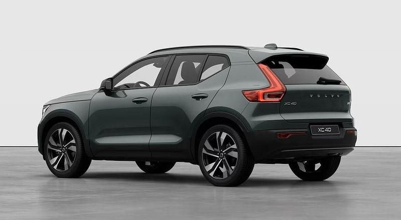 Neu Volvo XC40 Plus 197 PS (144 kW) 2025 Grün SUV