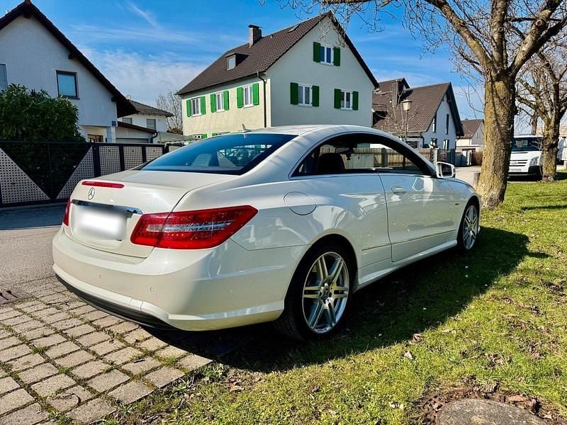 Gebraucht Mercedes E200 AMG line 184 PS (135 kW) 2011 Weiß Coupé