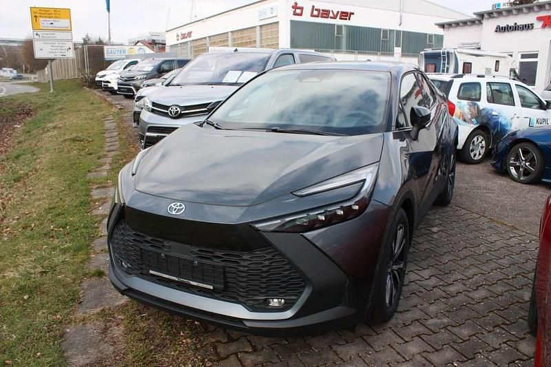 2nb/1g3 marlingrau (metallic) Gebraucht 2024 Toyota C-HR Team SUV | 35.990 € - Bild 1/4