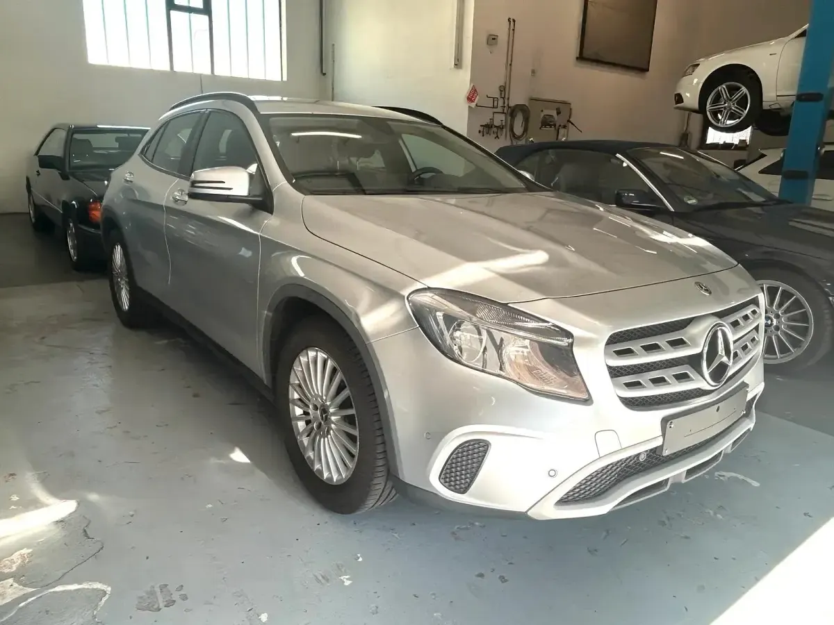 Gebraucht Mercedes GLA180 122 PS (89 kW) 2019 Silber SUV