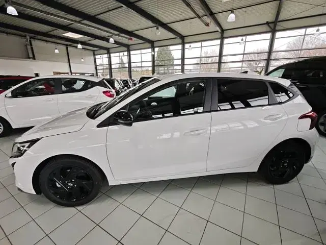 Neu Hyundai i20 Blackline 90 PS (66 kW) 2026 Weiss Kleinwagen