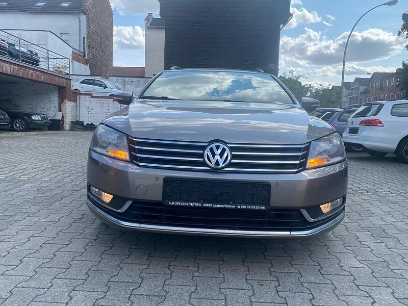 Braun Gebraucht 2012 VW Passat Kombi | 4.800 € (Superpreis) - Bild 1/4