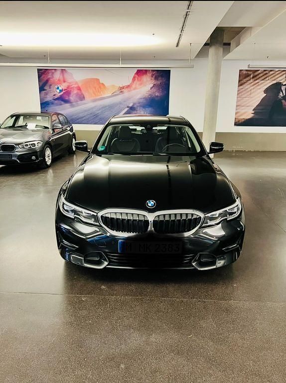 Schwarz Gebraucht 2021 BMW 320 Shadowline Limousine | 27.000 € (Superpreis) - Bild 1/4