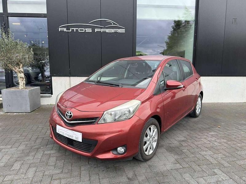 Rot Gebraucht 2014 Toyota Yaris Limousine | 8.499 € (Fairer Preis) - Bild 1/4