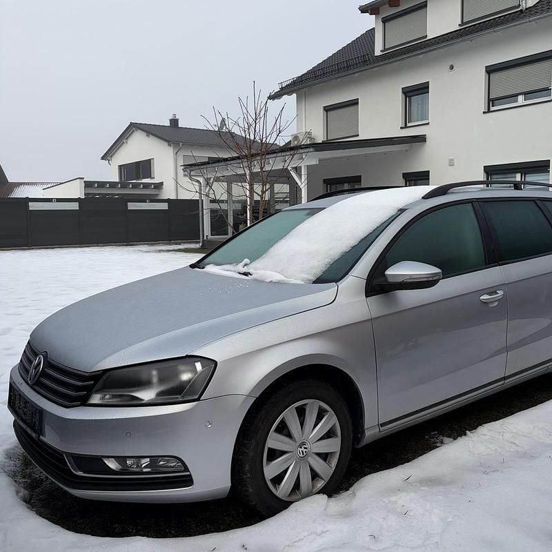 Grau Gebraucht 2012 VW Passat Limousine | 6.900 € (Superpreis) - Bild 1/4