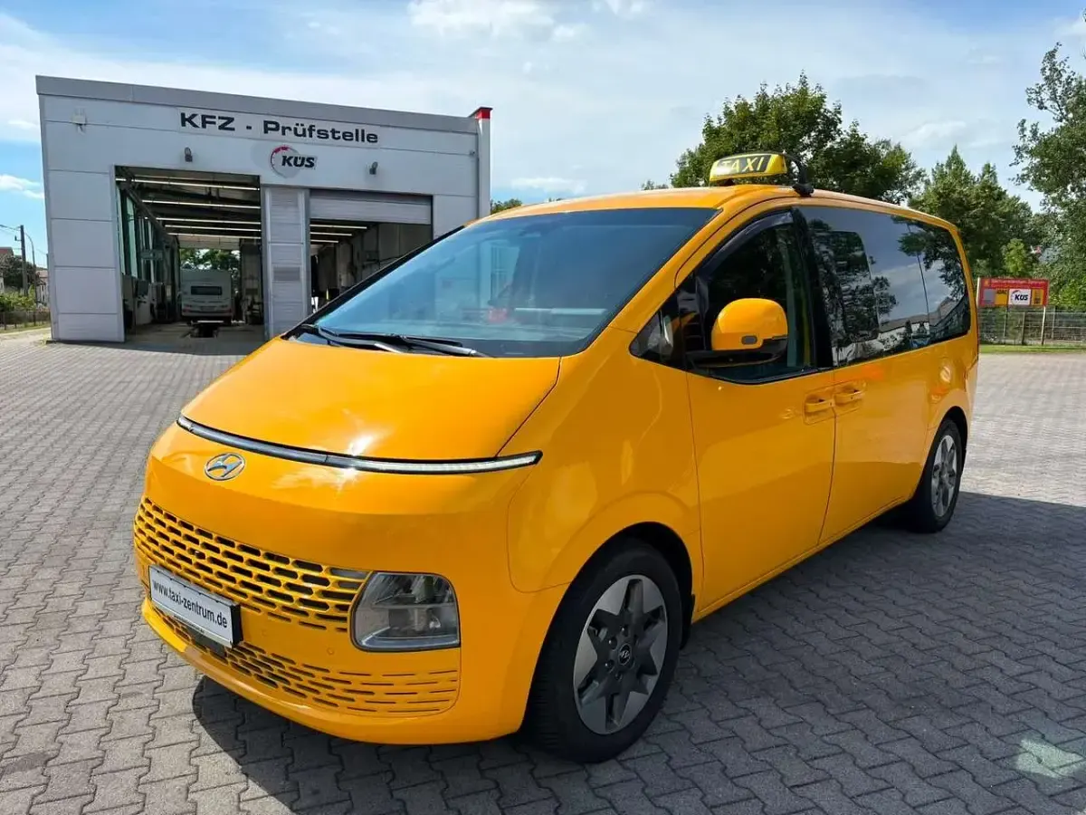 Gebraucht Hyundai Staria Prime 177 PS (130 kW) 2024 Dynamic yellow Van / Kleinbus