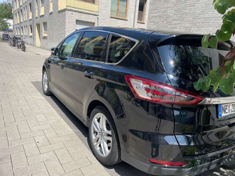 Schwarz Gebraucht 2016 Ford S-MAX Titanium Van / Kleinbus | 8.950 € (Fairer Preis) - Bild 1/4