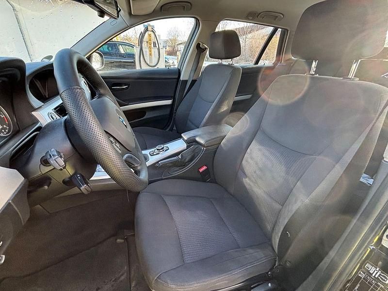 Gebraucht BMW 320 163 PS (119 kW) 2011 Schwarz Limousine