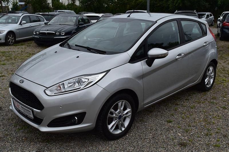 Silber Gebraucht 2016 Ford Fiesta Celebration Kleinwagen | 6.990 € (Fairer Preis) - Bild 1/4