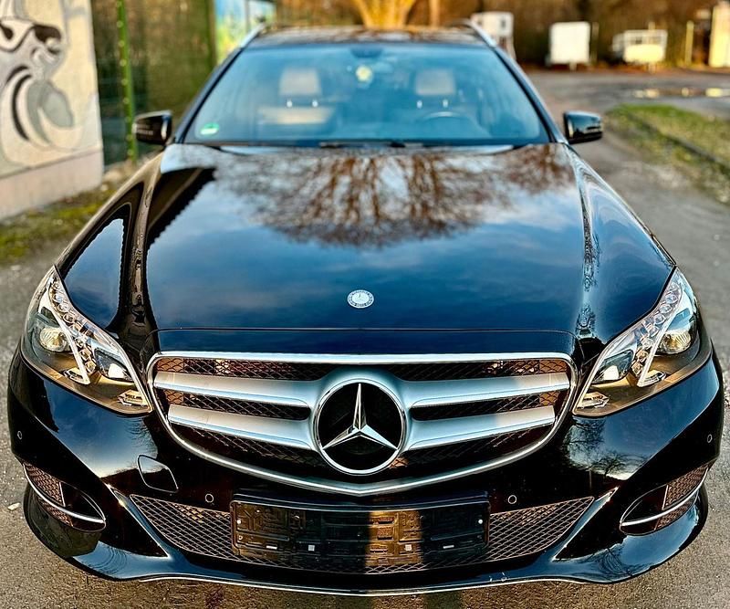 Schwarz Gebraucht 2013 Mercedes E200 Avantgarde Kombi | 13.399 € (Fairer Preis) - Bild 1/4