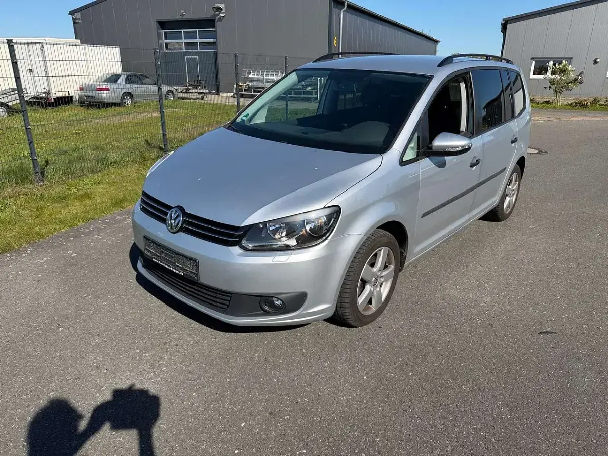 Gebraucht VW Touran Trendline 105 PS (77 kW) 2014 Reflexsilber metallic Van / Kleinbus