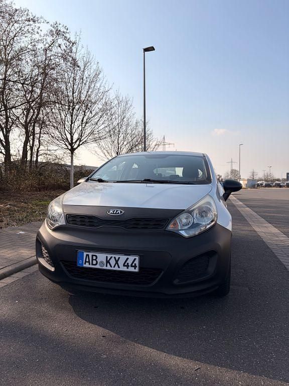 Gebraucht Kia Rio Edition 7 86 PS (63 kW) 2012 Silber Limousine