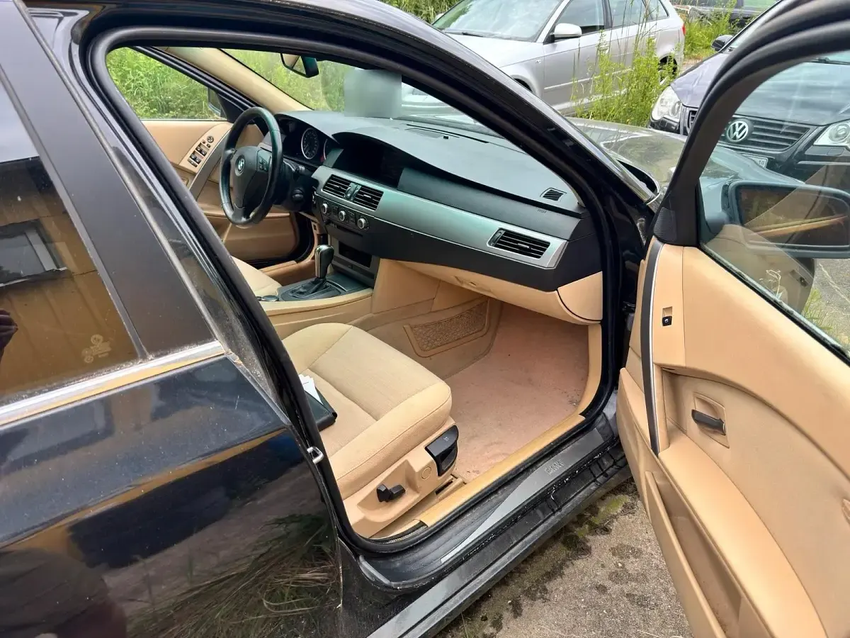 Gebraucht BMW 525 177 PS (130 kW) 2006 Schwarz Kombi