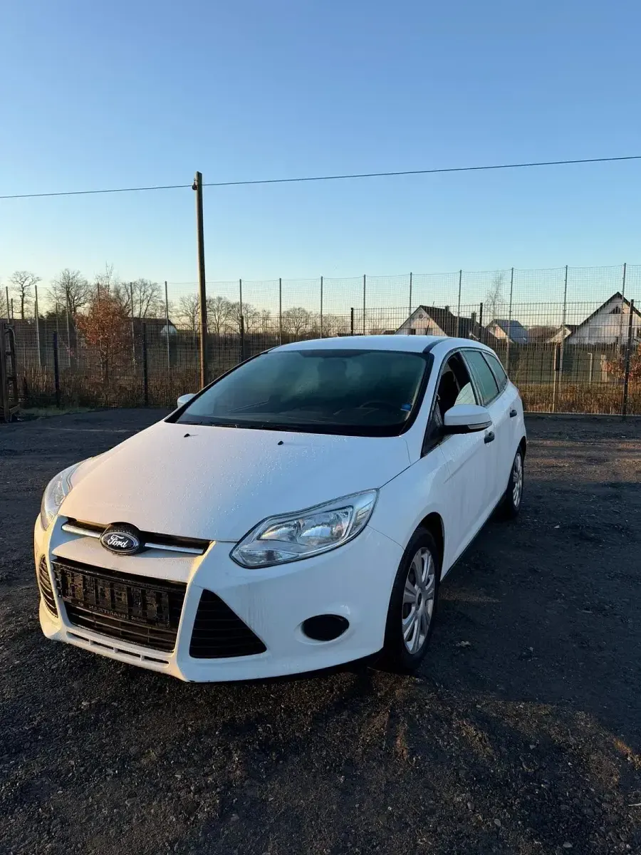 Gebraucht Ford Focus 100 PS (73 kW) 2014 Weiß Kombi