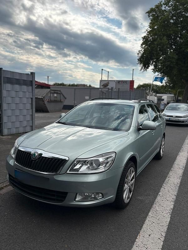 Blau Gebraucht 2011 Skoda Octavia Limousine | 4.800 € (Guter Preis) - Bild 1/4