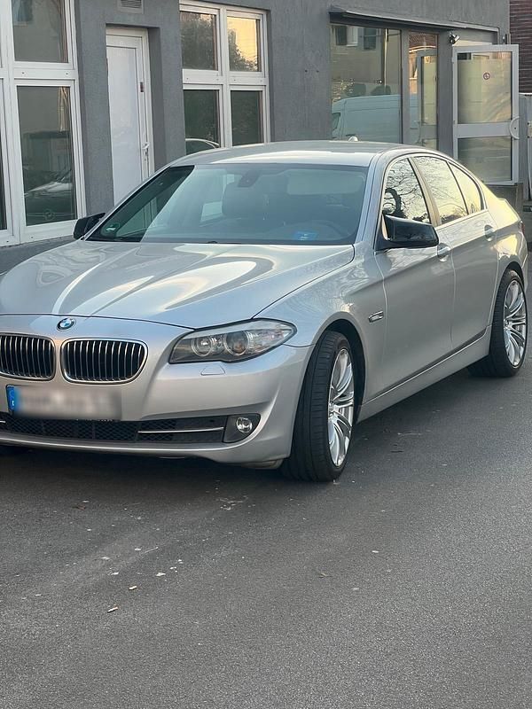 Silber Gebraucht 2010 BMW 523 Limousine | 7.490 € (Superpreis) - Bild 1/4