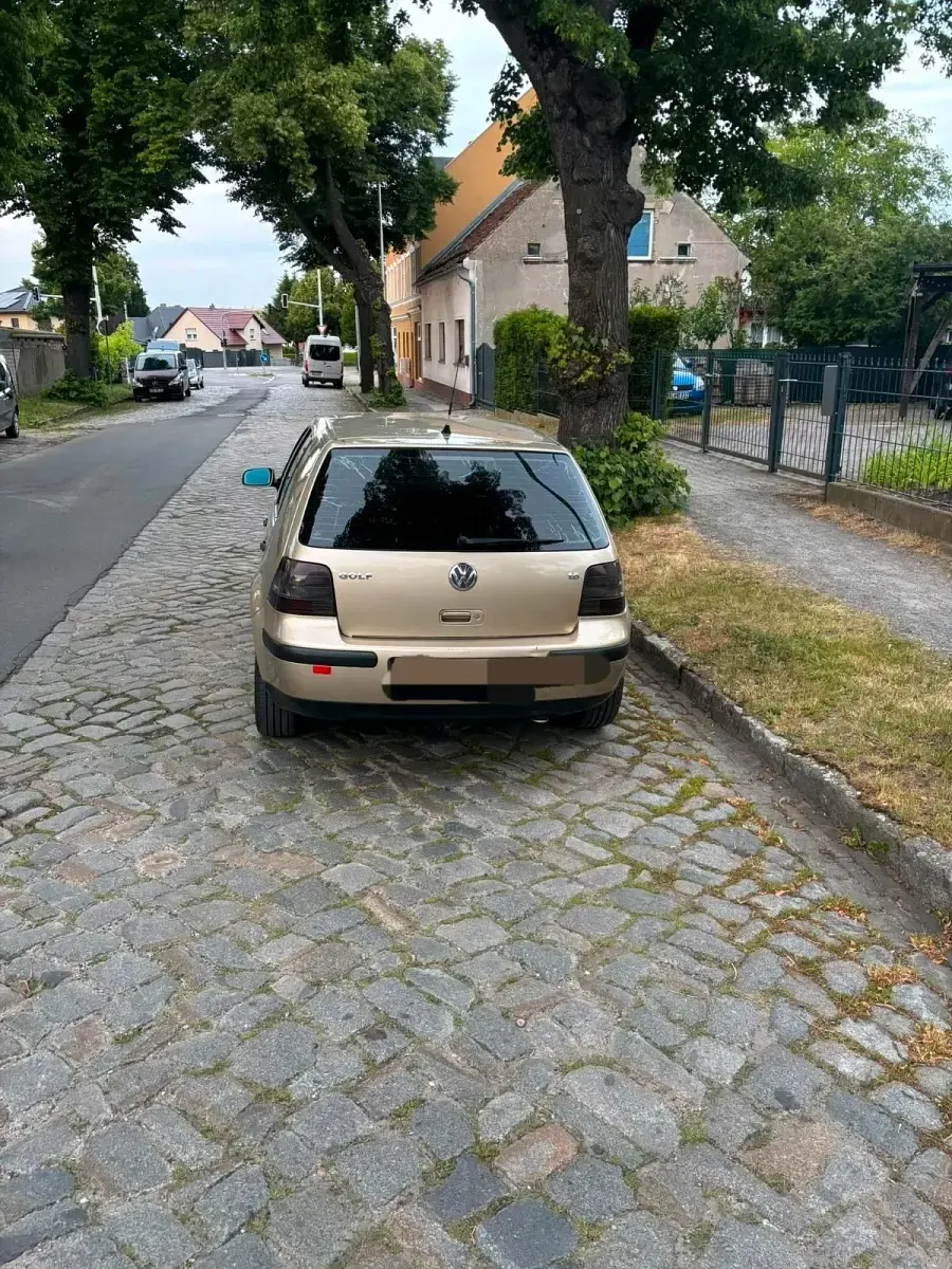 Gebraucht VW Golf IV 77 PS (56 kW) 2001 Gold Kleinwagen