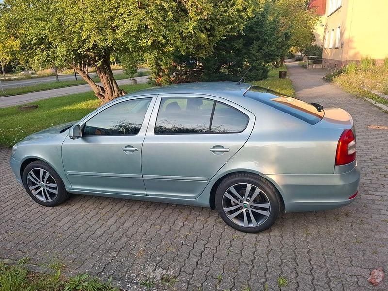 Silber Gebraucht 2013 Skoda Octavia Active Limousine | 5.699 € (Teuer) - Bild 1/4