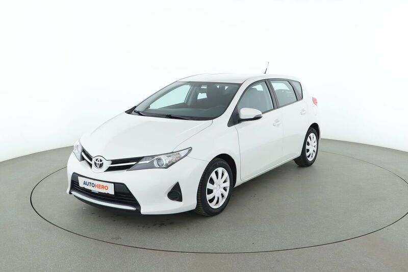 Weiß Gebraucht 2015 Toyota Auris Cool Limousine | 9.860 € (Fairer Preis) - Bild 1/4