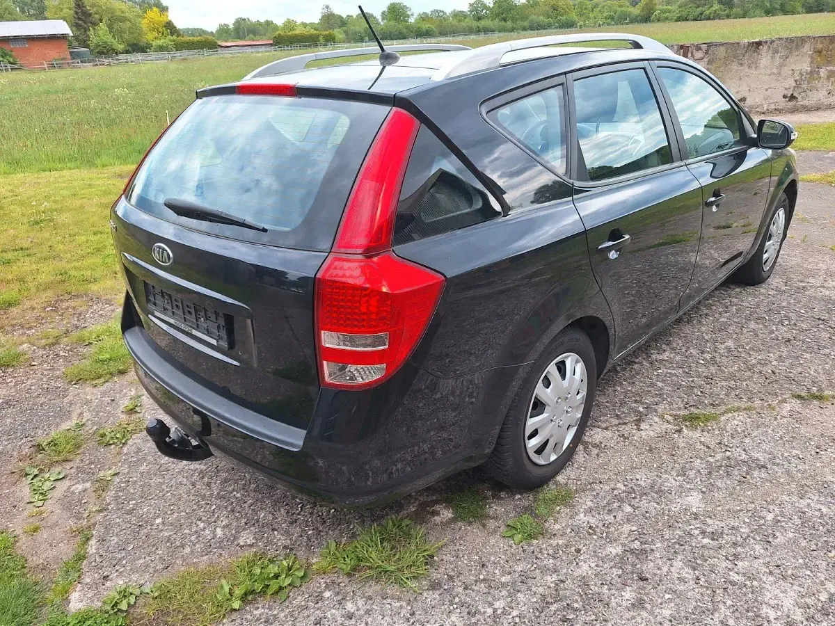 Gebraucht Kia Ceed 125 PS (91 kW) 2010 Schwarz Kleinwagen