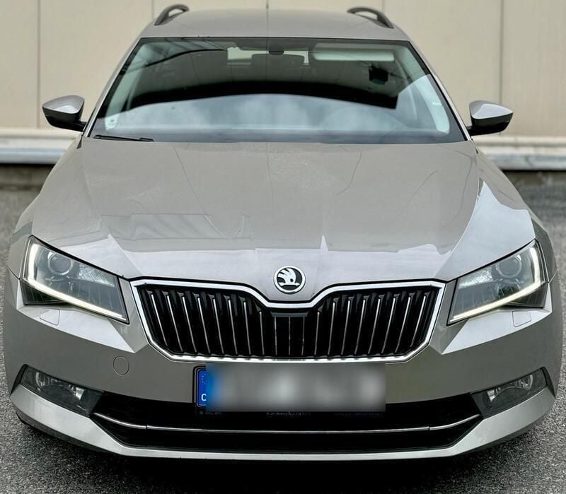 Braun Gebraucht 2016 Skoda Superb Kombi | 7.799 € - Bild 1/4