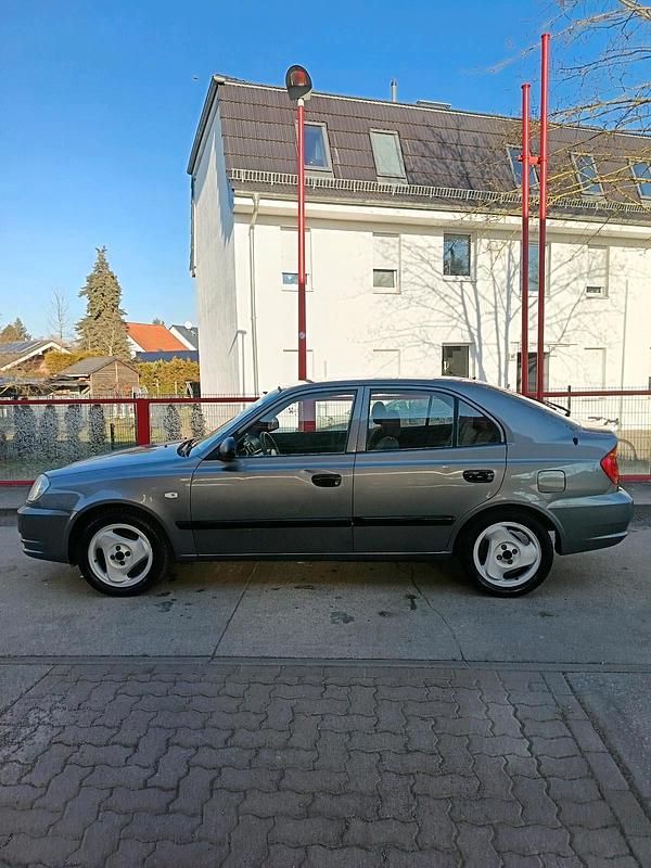 Second-hand Hyundai Accent 85 CP (62 kW) 2004 Gri Break