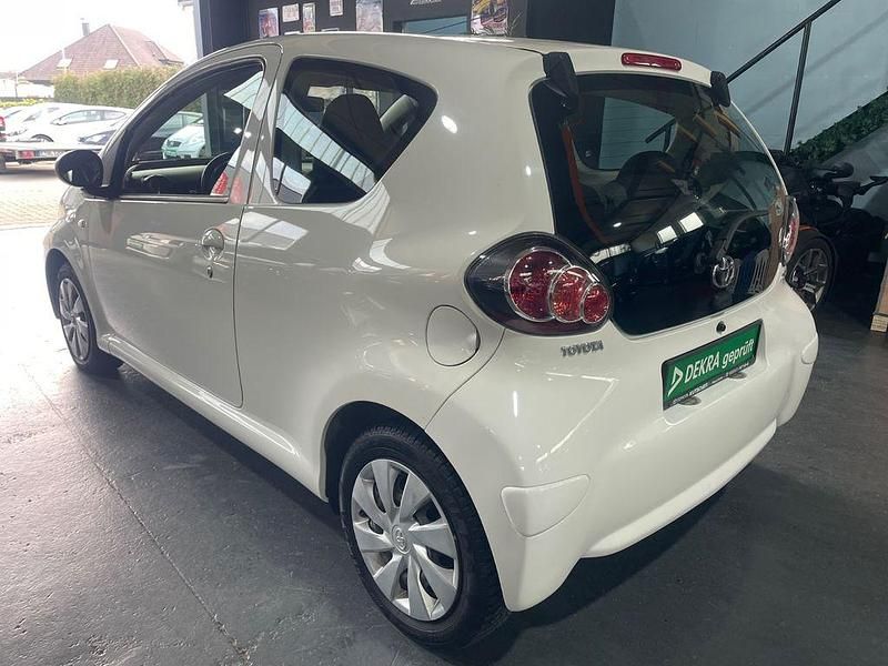 Gebraucht Toyota Aygo 68 PS (50 kW) 2012 Weiß Kleinwagen