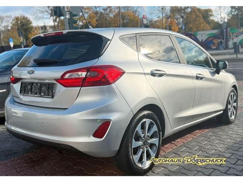 Gebraucht Ford Fiesta 101 PS (74 kW) 2018 Polarsilber metallic (metallic) Kleinwagen