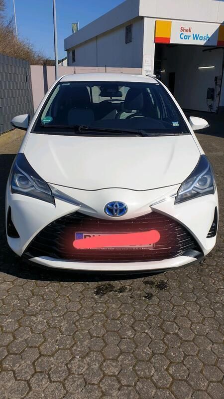 Weiß Gebraucht 2018 Toyota Yaris Hybrid Limousine | 11.700 € (Guter Preis) - Bild 1/4