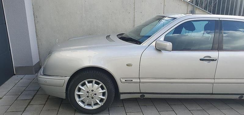 Gebraucht Mercedes E320 Avantgarde 224 PS (164 kW) 1998 Silber Limousine