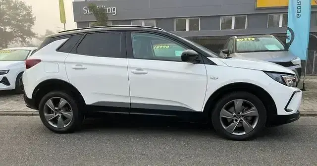 Gebraucht Opel Grandland X 131 PS (96 kW) 2024 Jade weiß / schwarz SUV