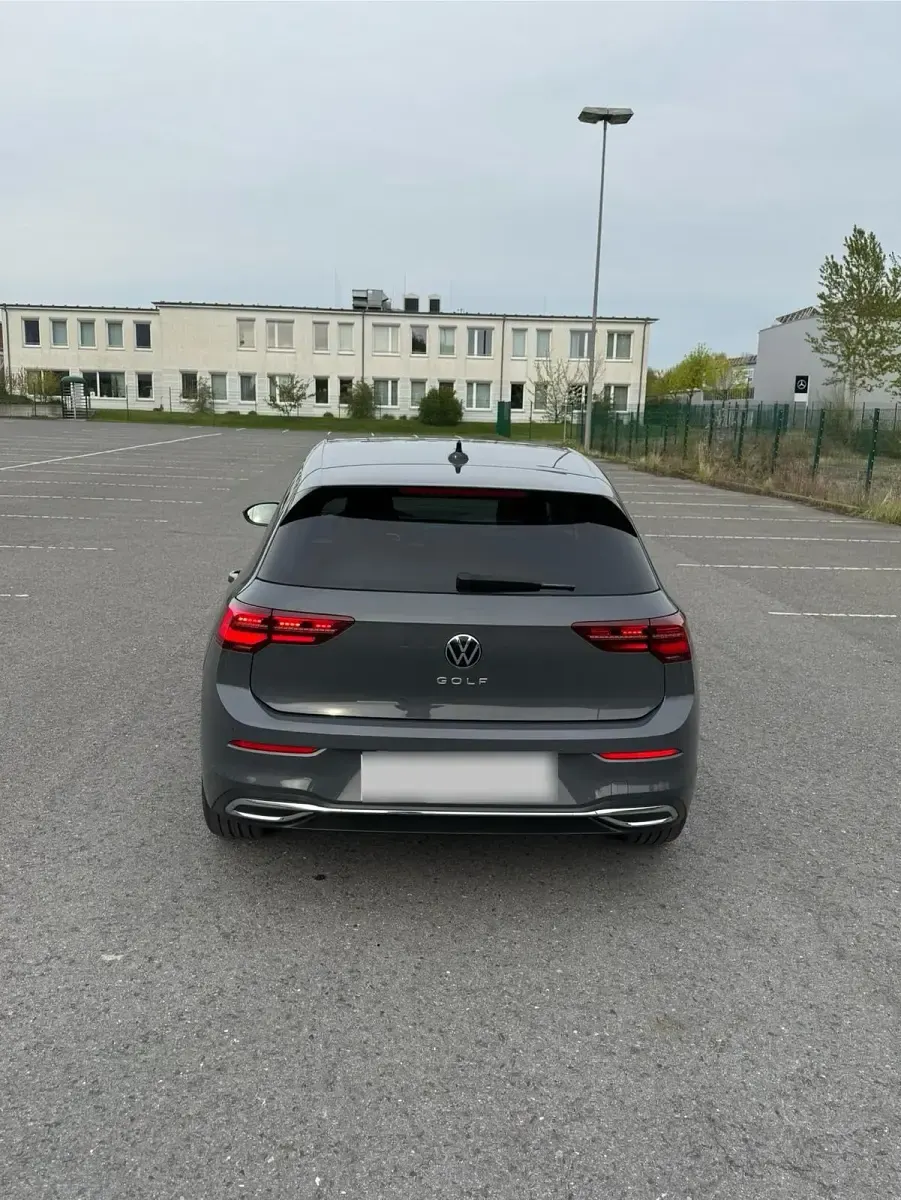 Gebraucht VW Golf VIII 131 PS (96 kW) 2022 Grau Limousine