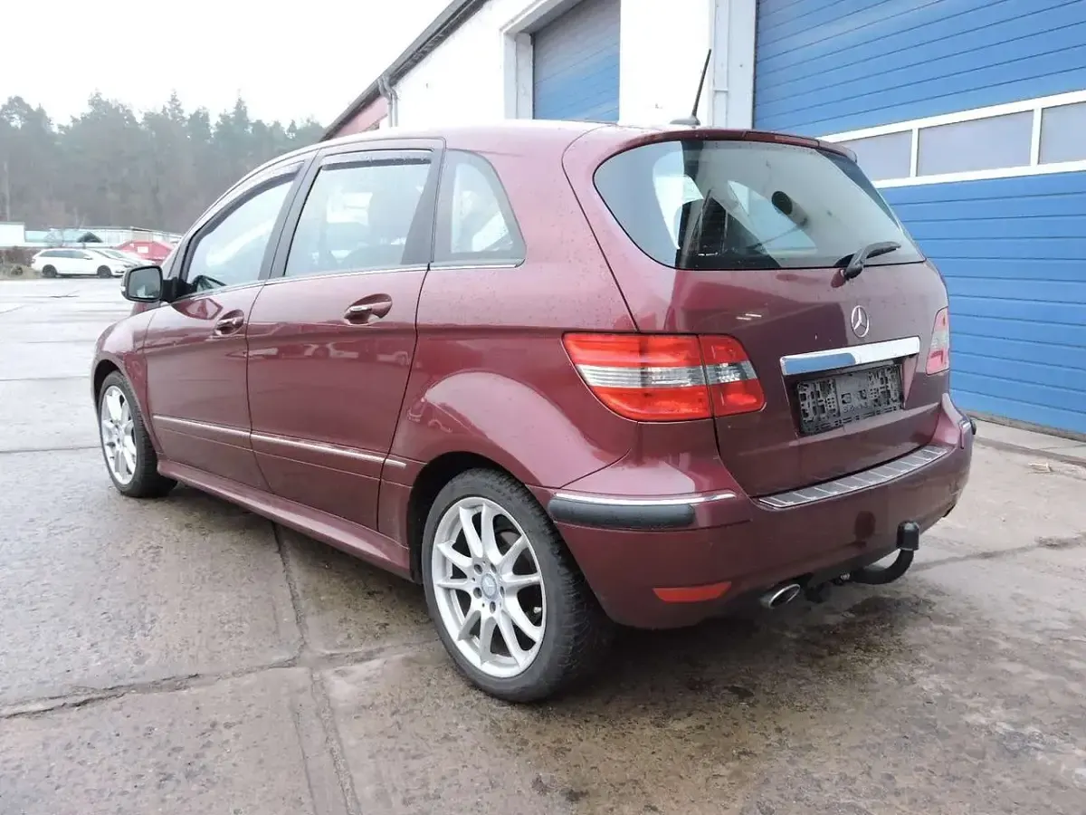 Gebraucht Mercedes B200 Sport Edition 140 PS (102 kW) 2010 Rot Van / Kleinbus