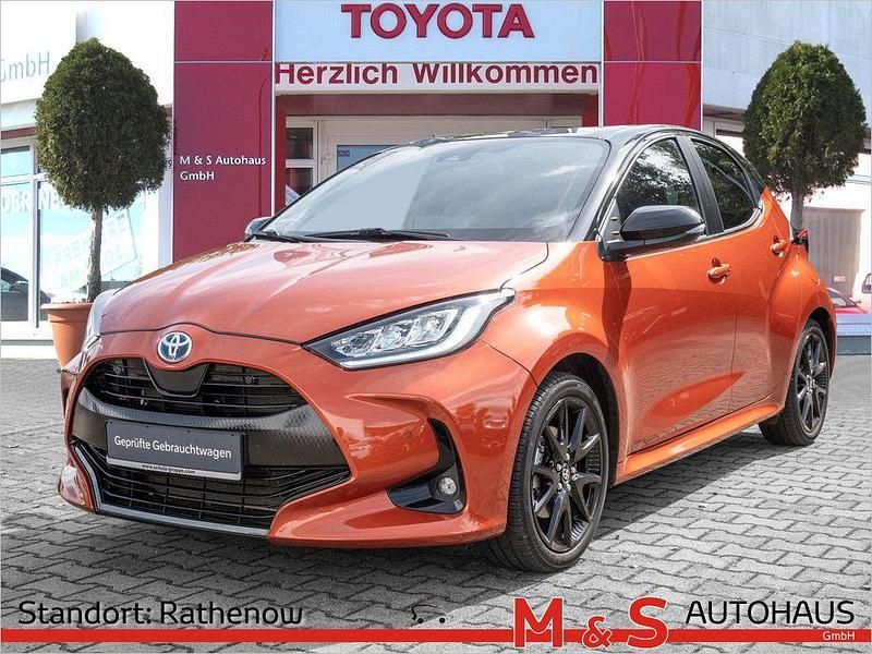 Infernoorange metallic, dach schwarz Gebraucht 2022 Toyota Yaris Hybrid Basis Limousine | 21.470 € (Etwas zu teuer) - Bild 1/4