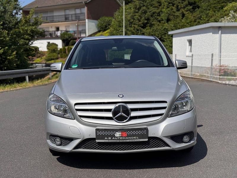 Gebraucht Mercedes B180 122 PS (89 kW) 2012 Silber Van / Kleinbus