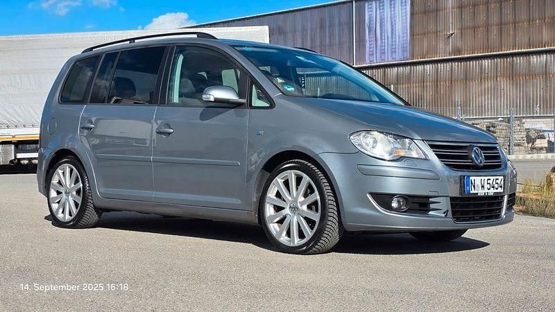 Grau Gebraucht 2008 VW Touran Trendline Van / Kleinbus | 6.900 € - Bild 1/4