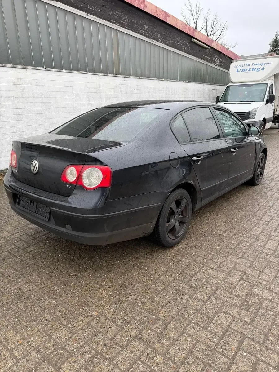 Second-hand VW Passat 105 CP (77 kW) 2005 Negru Berlinǎ