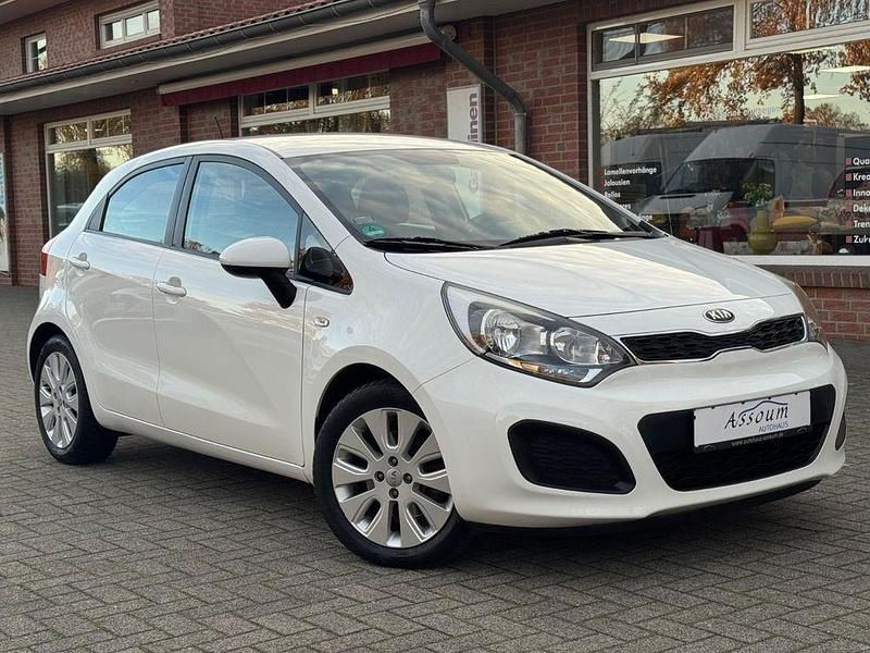 Weiß Gebraucht 2012 Kia Rio Edition 7 Limousine | 5.499 € (Fairer Preis) - Bild 1/4