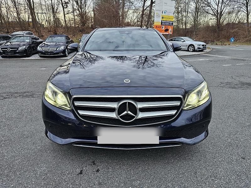 Blau Gebraucht 2018 Mercedes E400 Avantgarde Limousine | 31.500 € (Fairer Preis) - Bild 1/4