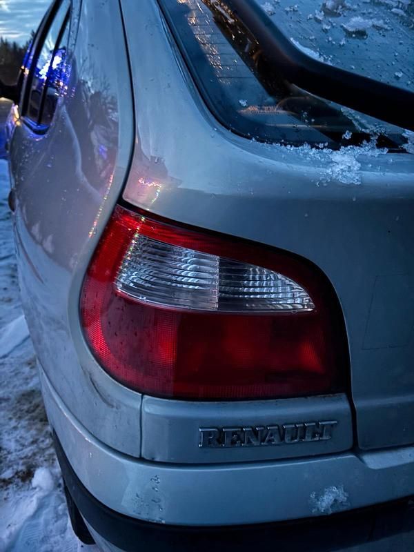 Gebraucht Renault Mégane Expression 107 PS (78 kW) 2000 Silber Kleinwagen