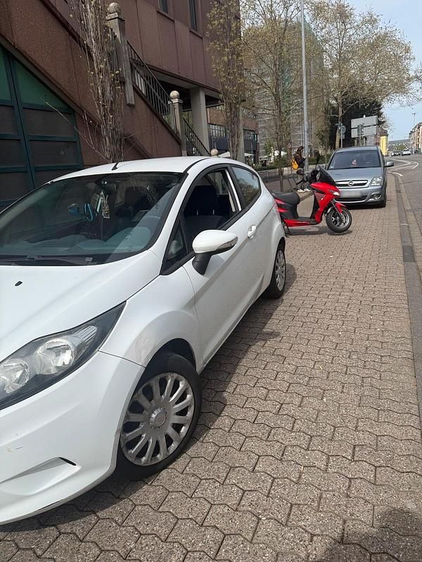 Gebraucht Ford Fiesta 60 PS (44 kW) 2010 Weiß Kleinwagen