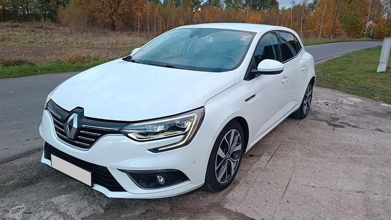 Weiß Gebraucht 2017 Renault Mégane IV Bose Edition Limousine | 11.200 € (Guter Preis) - Bild 1/4