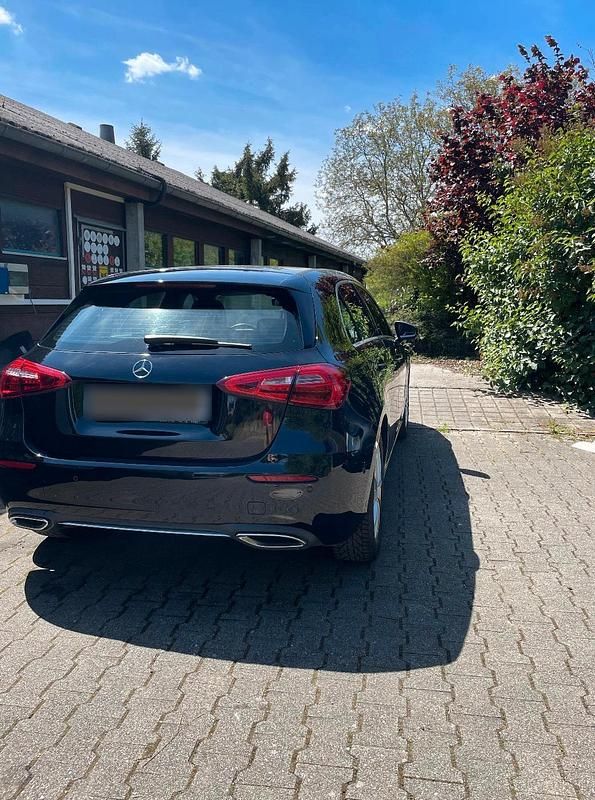 Second-hand Mercedes A200 163 CP (119 kW) 2018 Negru Hatchback