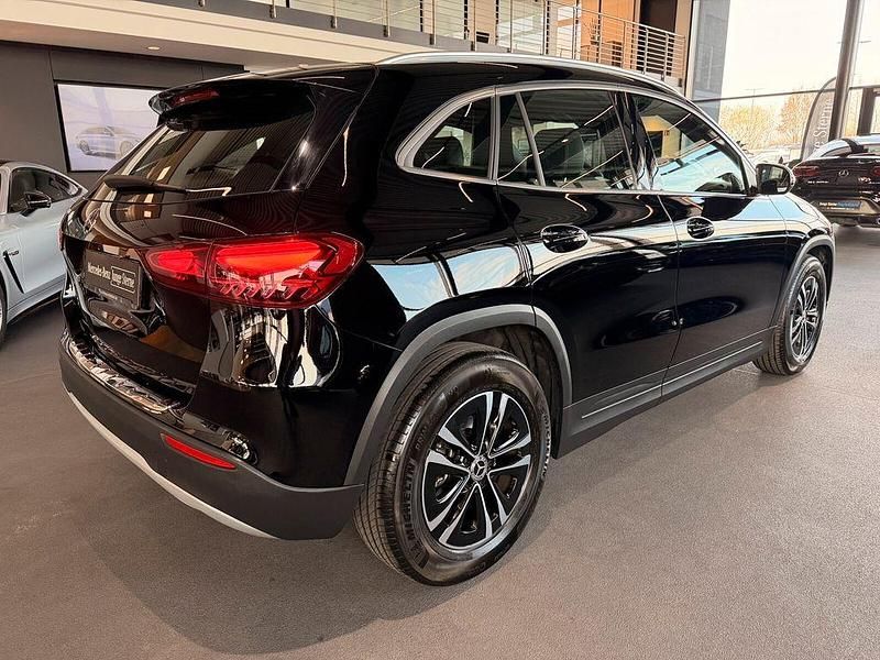 Gebraucht Mercedes GLA180 116 PS (85 kW) 2024 Unilack nachtschwarz SUV