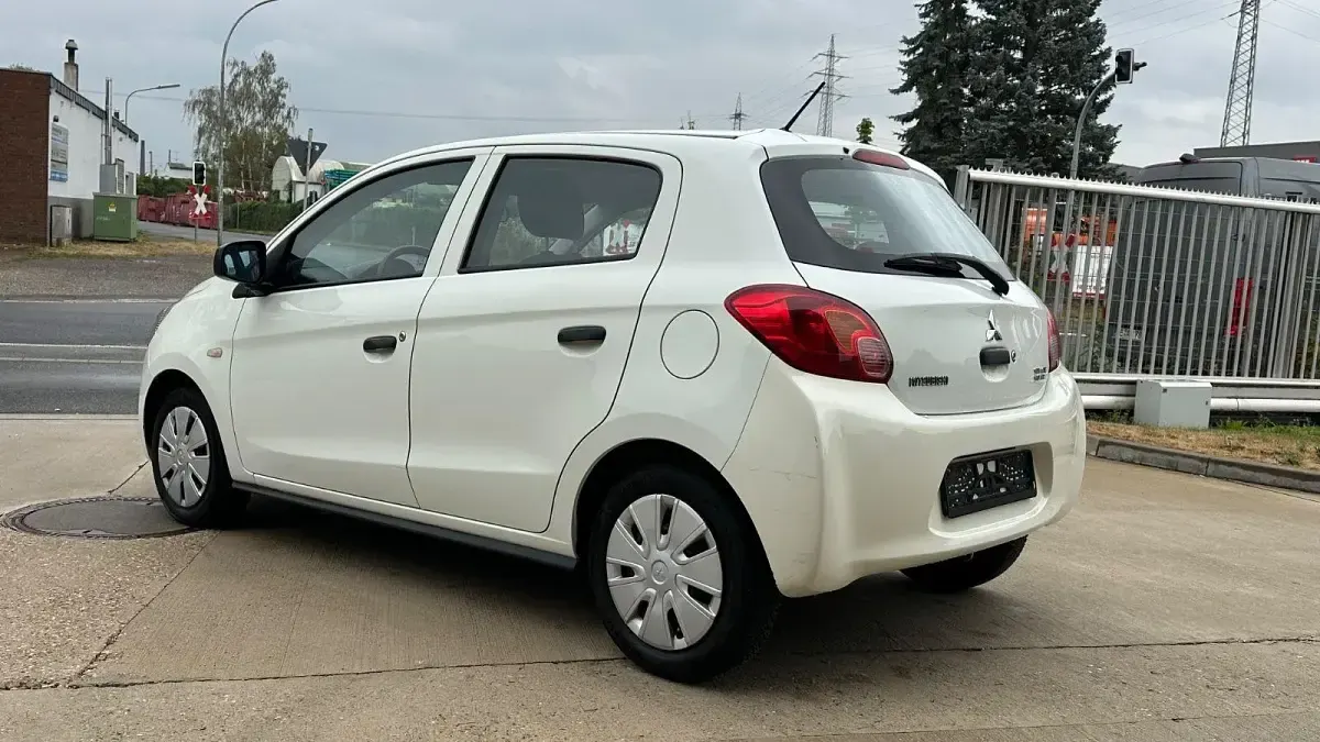 Gebraucht Mitsubishi Space Star Basis 71 PS (52 kW) 2015 Weiß Kleinwagen