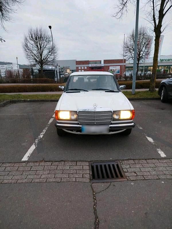 Gebraucht Mercedes 200 109 PS (80 kW) 1983 Weiß Limousine