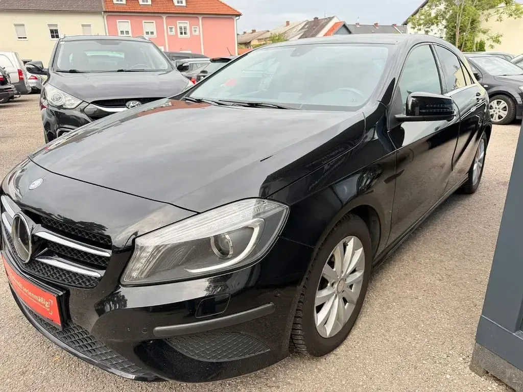 Gebraucht Mercedes A180 122 PS (89 kW) 2014 Schwarz Kleinwagen