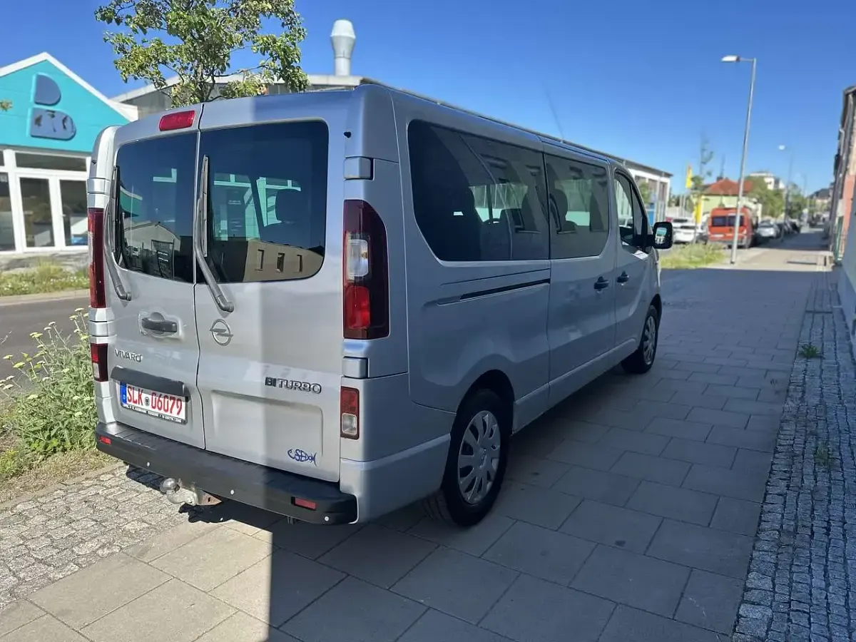 Używany Opel Vivaro 125 KM (91 kW) 2018 Szary Minivan