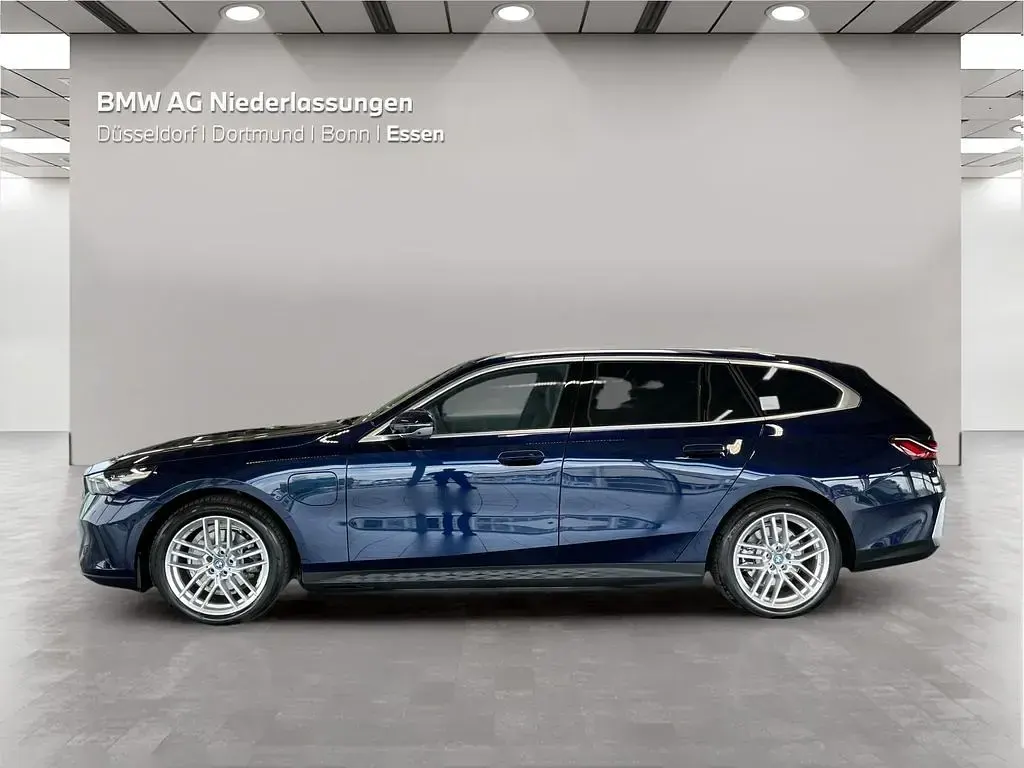 Gebraucht BMW 530e Sport Line 299 PS (219 kW) 2024 Blau Kombi