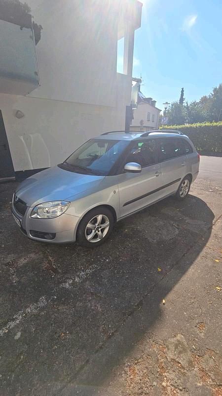 Grau Gebraucht 2008 Skoda Fabia Kleinwagen | 2.100 € (Teuer) - Bild 1/4